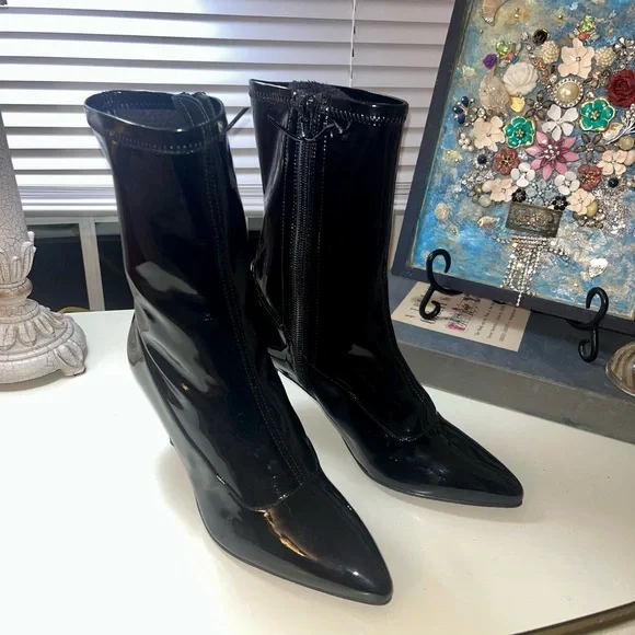 Stuart Weitzman Clingy Patent Leather Pointed Toe Booties!! - Picture 4 of 14